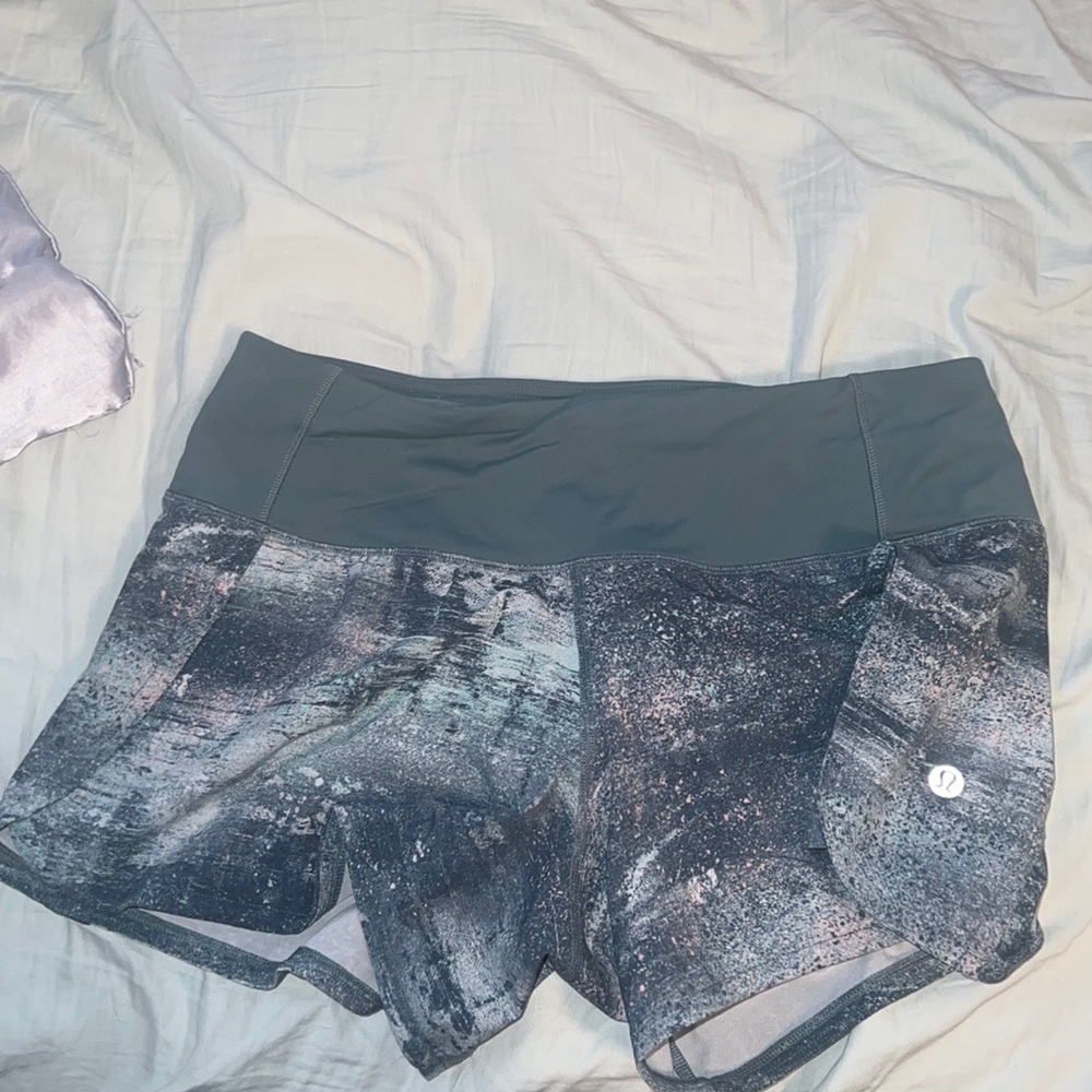 Size 6 Lulu Speed up shorts 2.5 inch.